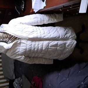 White puffer coat by Swiss tech